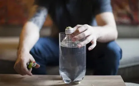 Filling the water to the gravity bong