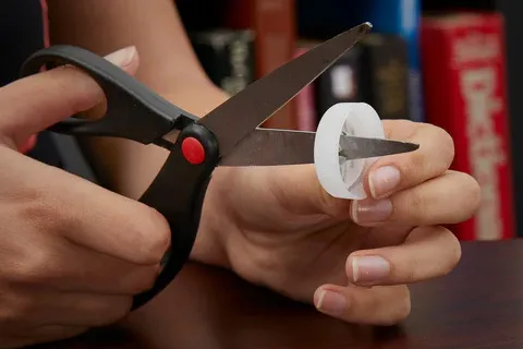 Making a hole in the lid by scissors